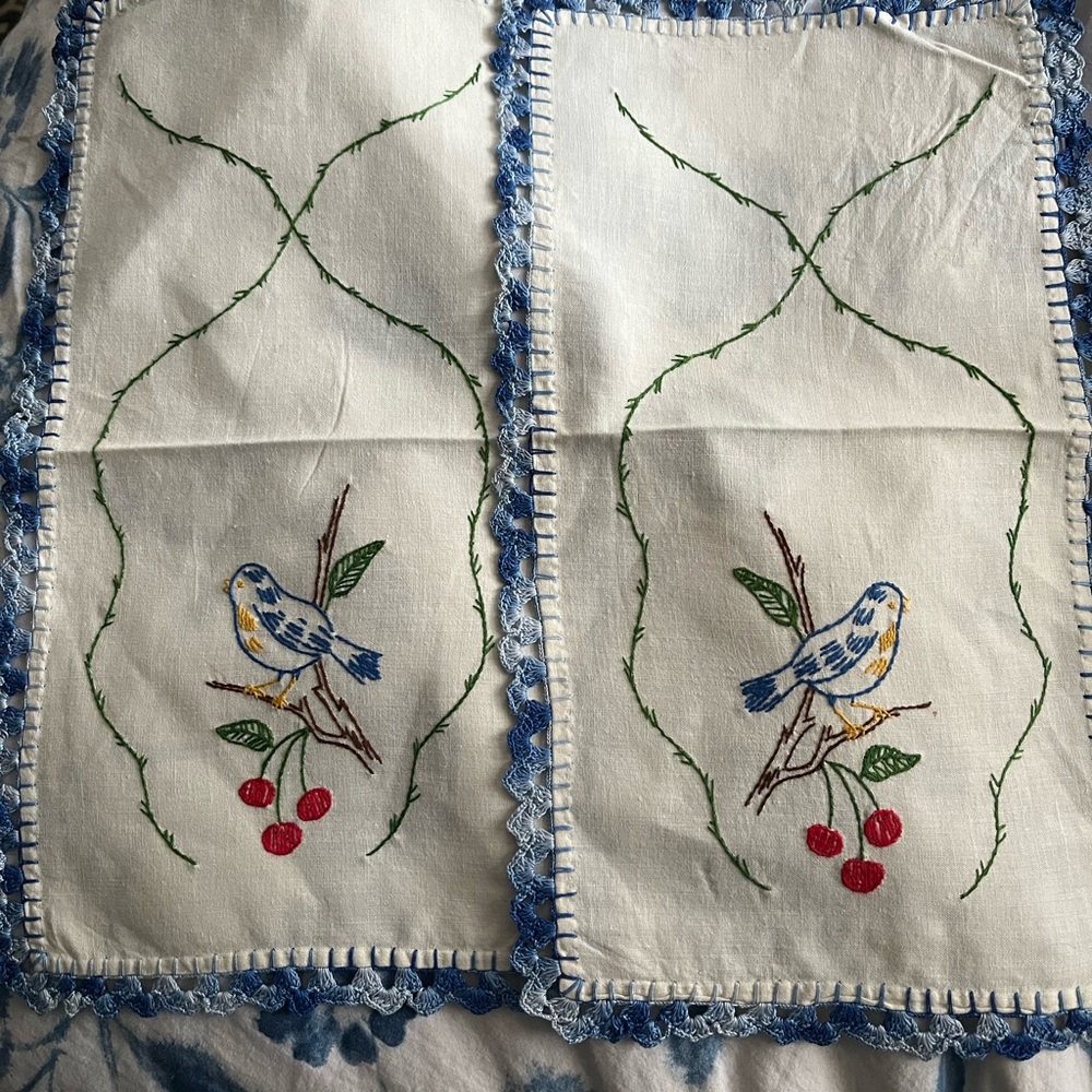 ⬇️Price Drop!⬇️ Vintage Linens